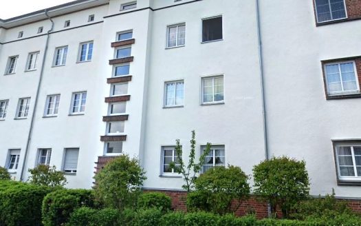 – Nähe U7-Blaschkoallee/ mod. Altbauwohnung mit Wannenbad und Balkon –