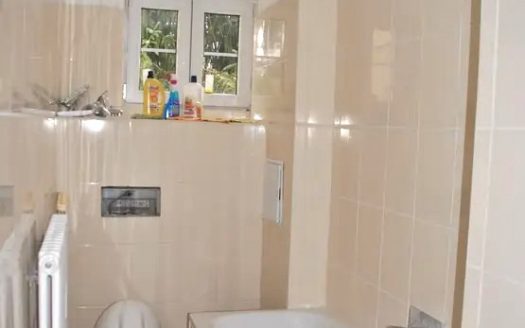 – Nähe U7-Blaschkoallee/ mod. Altbauwohnung mit Wannenbad und Balkon –