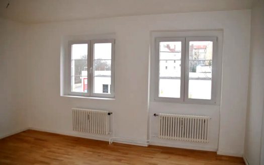 – Nähe U7-Blaschkoallee/ mod. Altbauwohnung mit Wannenbad und Balkon –