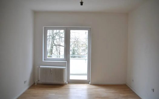 – Nähe U7-Blaschkoallee/ mod. Altbauwohnung mit Wannenbad und Balkon –