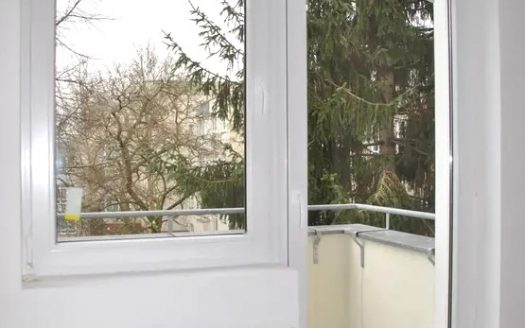 – Nähe U7-Blaschkoallee/ mod. Altbauwohnung mit Wannenbad und Balkon –