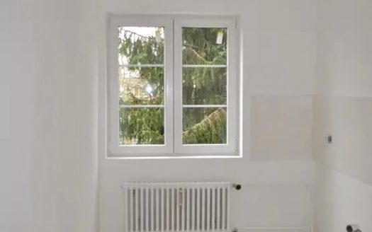 – Nähe U7-Blaschkoallee/ mod. Altbauwohnung mit Wannenbad und Balkon –