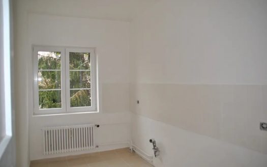 – Nähe U7-Blaschkoallee/ mod. Altbauwohnung mit Wannenbad und Balkon –