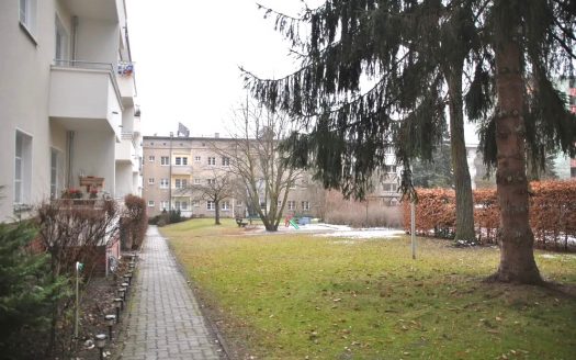 – Nähe U7-Blaschkoallee/ mod. Altbauwohnung mit Wannenbad und Balkon –