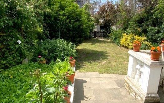 – Nähe Britzer Garten/ Reihenendhaus mit Teilkeller und Garage –