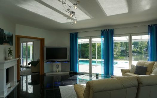 Wohnen am Motzener See / exkl. Villa mit Wassergrundstück, Pool und eigenem Steg