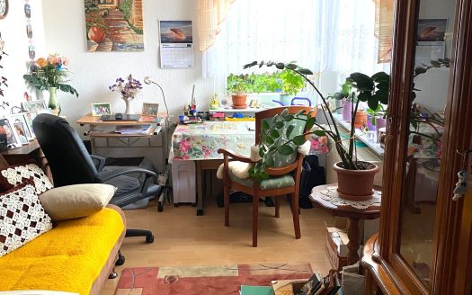 Nähe Rennbahn/ Bezugsfreie Wohnung mit Terrasse mit Bad und G-WC (für Selbstnutzer oder Anleger)