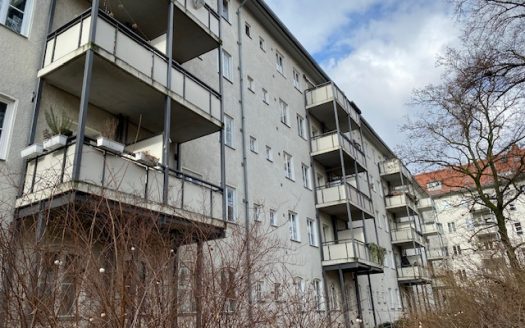 Wohnen im Malerviertel/Altbauwohnung mit Balkon, EBK, Wannenbad + DG-Ausbaupotenzial