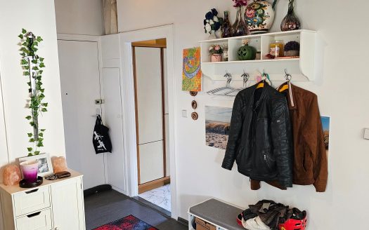 Charmante Altbauwohnung mit Balkon (Ideal für 2-3er Studenten-WG)