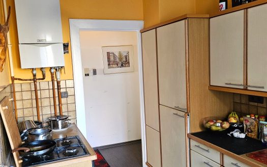 Charmante Altbauwohnung mit Balkon (Ideal für 2-3er Studenten-WG)