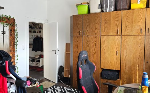 Charmante Altbauwohnung mit Balkon (Ideal für 2-3er Studenten-WG)
