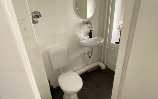 Gewerbeladen inkl. Ausstattung – (z.Zt.Kosmetikstudio- geeignet auch als Nagelstudio/Büro-Praxis, Friseur, Spätkauf etc