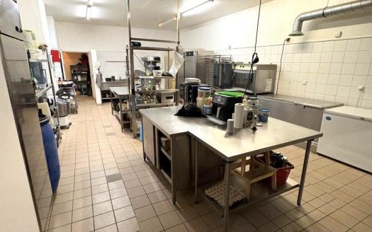 Café-Restaurant mit Vollküche zu attraktiven Konditionen abzugeben